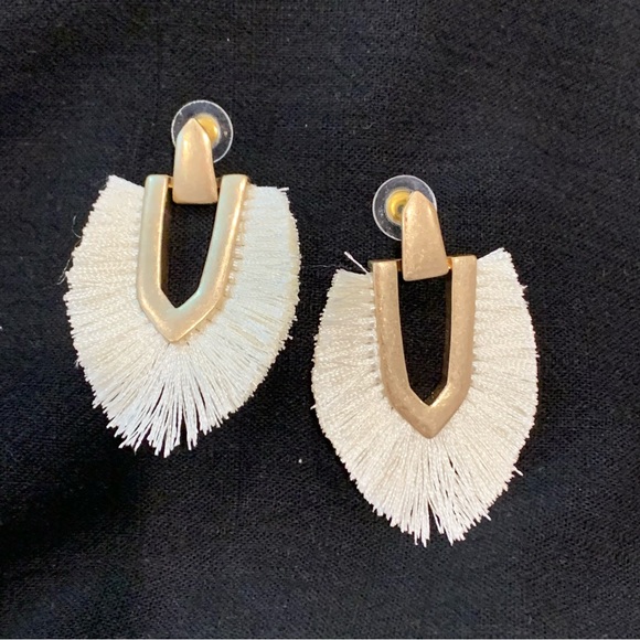 New NWOT boho summer dangle earrings cream/ivory gold spring bohemian fringe - Picture 3 of 7